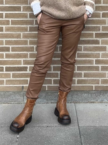 Gustav Dara, stretch leather pants Mocha 46007 